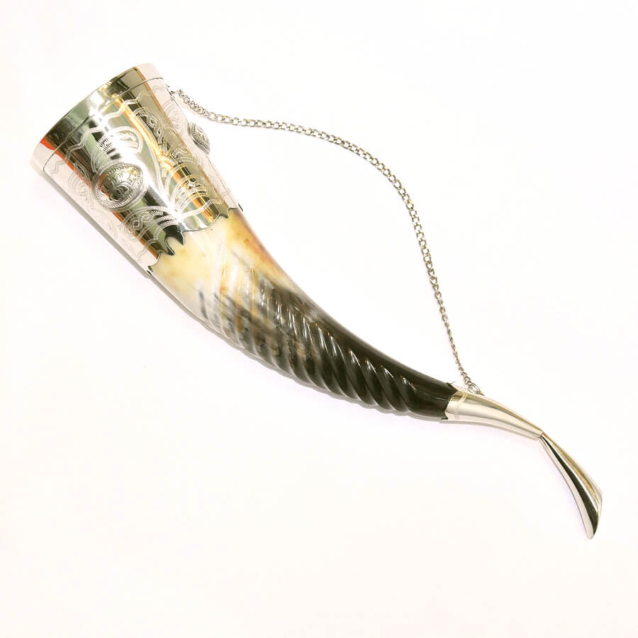 Бычий  рог рифленый  с чашей для питья (40-45см) инкрустированный мельхиором с медальонами