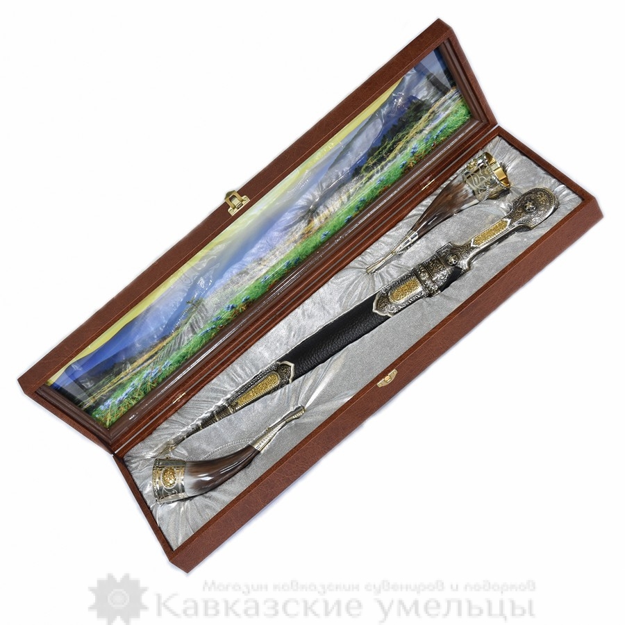 Подарочный набор "Оружие Кавказа" №7 (кинжал с позолоченными вставками, два рога в футляре)