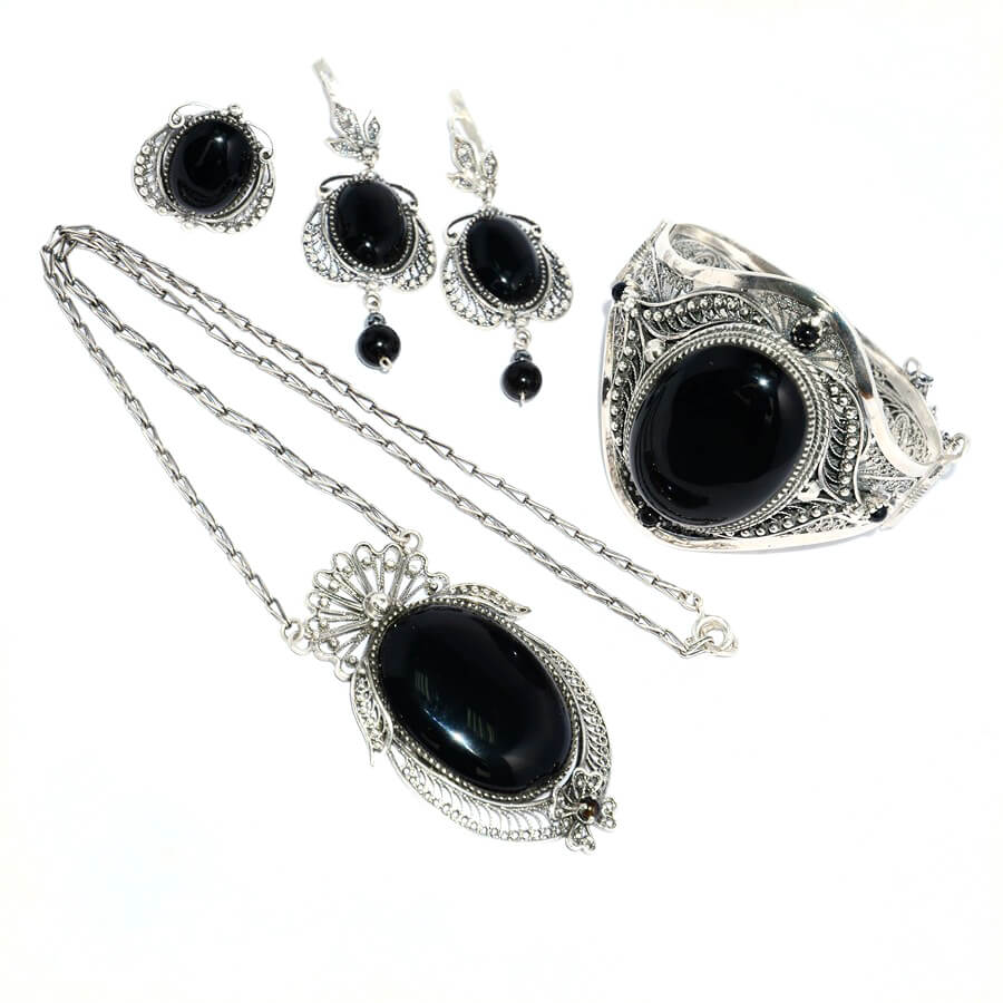 Женский комплект украшений из серебра и натурального черного агата