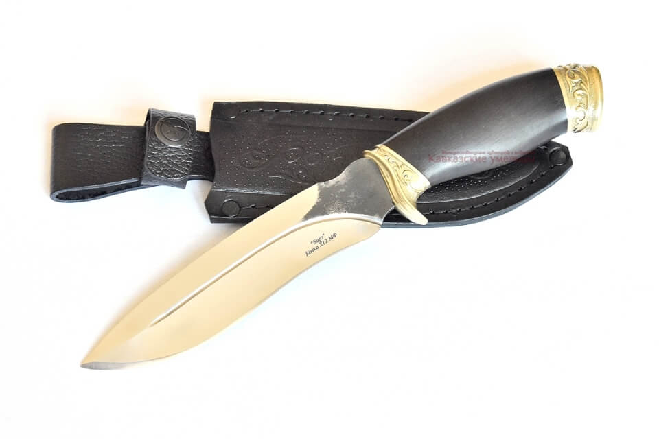 Кизлярский нож Борз из кованой стали с гардами ручной работы.