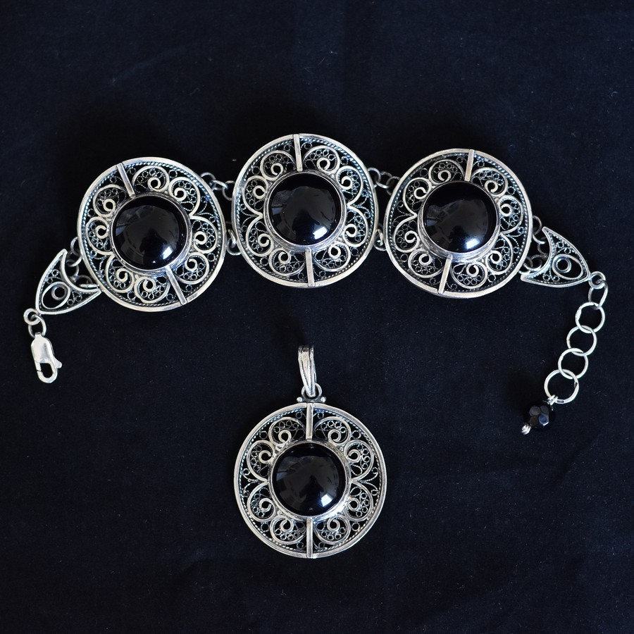 Cеребряные браслет и кулон "Зарема" ручной работы c камнями черного агата