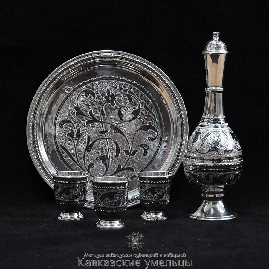 картинка Водочный набор из серебра "На троих" в подарочном футляре от магазина Кавказские умельцы