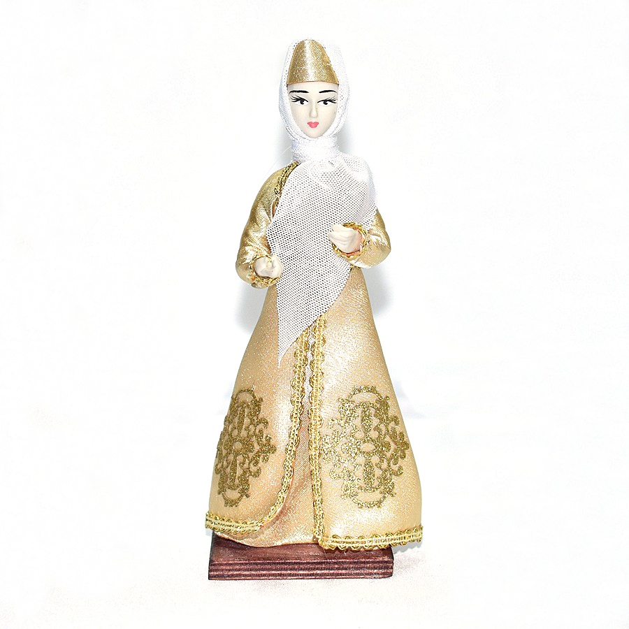 Сувенирная кукла Горянка в кавказском национальном платье золотистого цвета (20 см)