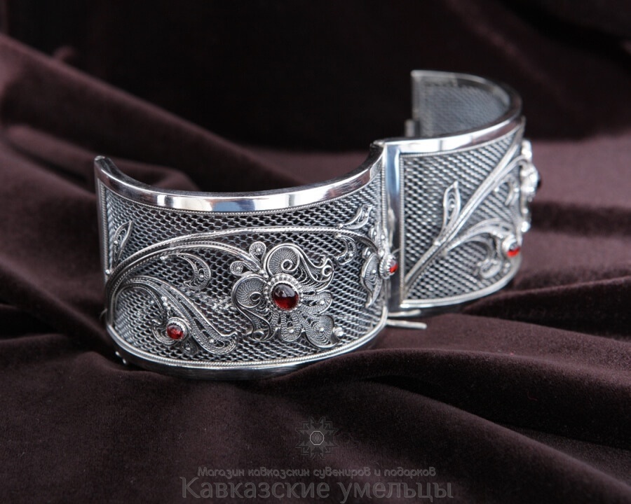 картинка Авторский серебряный браслет Фатима с природным сердоликом (филигрань, сетка, оксидирование) от магазина Кавказские умельцы