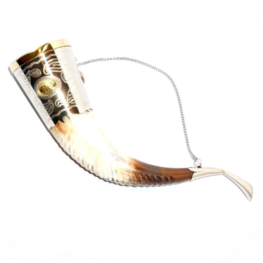Бычий рог рифленый (40-45см) белый  инкрустированный мельхиором и медальонами из латуни