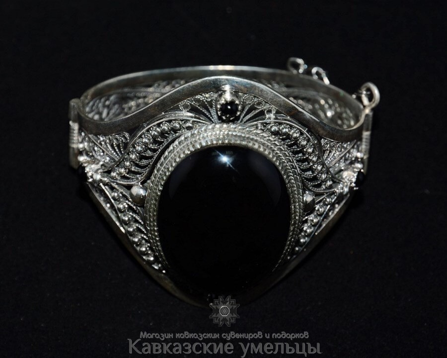 картинка Роскошный  большой серебряный браслет ручной работы c натуральным черным агатом от магазина Кавказские умельцы