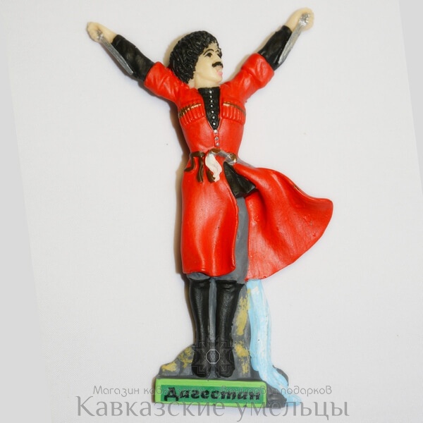 картинка Магнит Горец с кинжалами, Дагестан (в красной черкеске). Керамика от магазина Кавказские умельцы