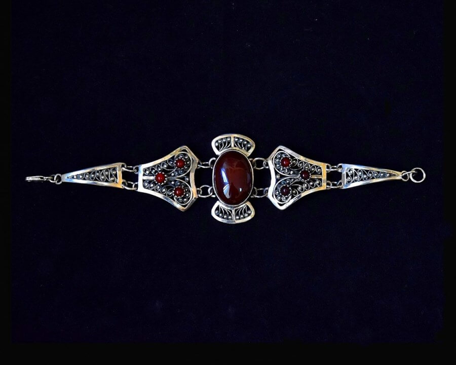 Cеребряный кубачинский браслет "Хадижа" ручной работы c камнями сердолика