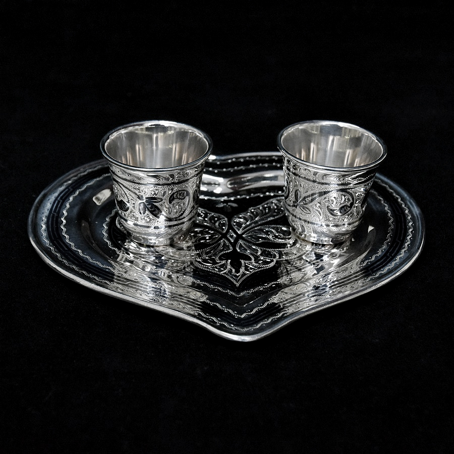 Набор из двух серебрянных стопок с подносом "Двое" в подарочном футляре