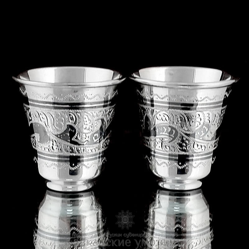 картинка Набор из двух серебряных стопок "Полет" ручной работы от магазина Кавказские умельцы