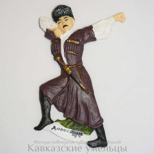 картинка Магнит Горец в танце, Дагестан (в коричневой черкеске). Керамика от магазина Кавказские умельцы