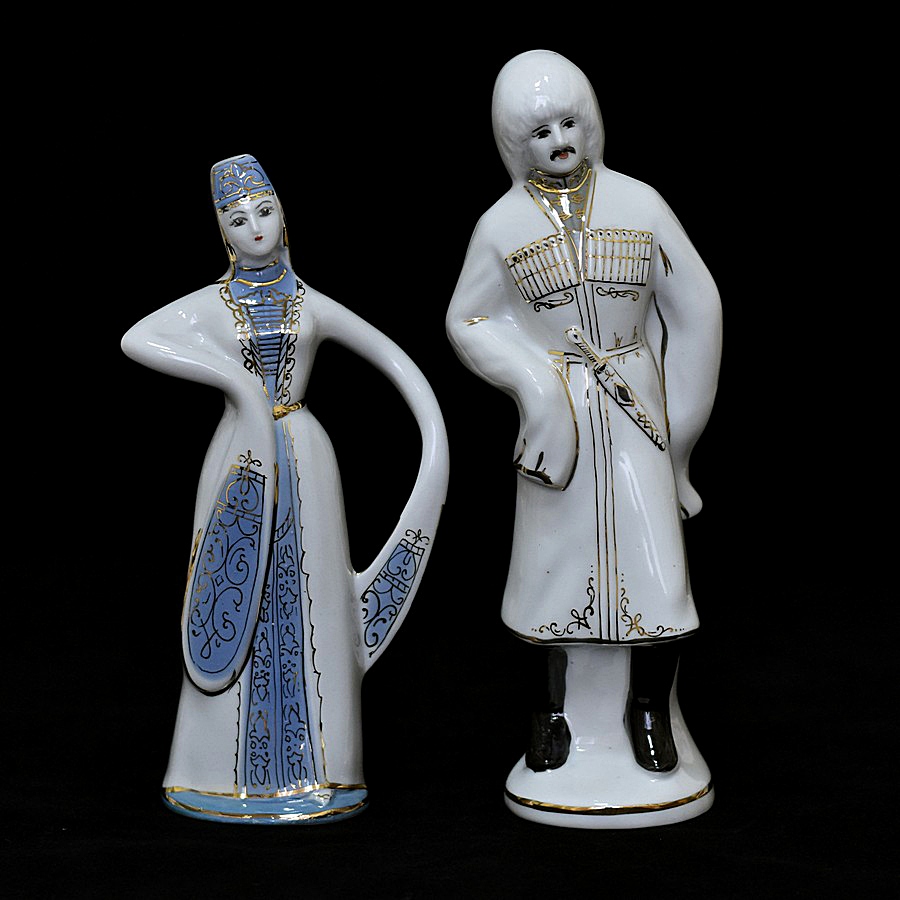 картинка Фарфоровая статуэтка "Горец и горянка" (23см) от магазина Кавказские умельцы