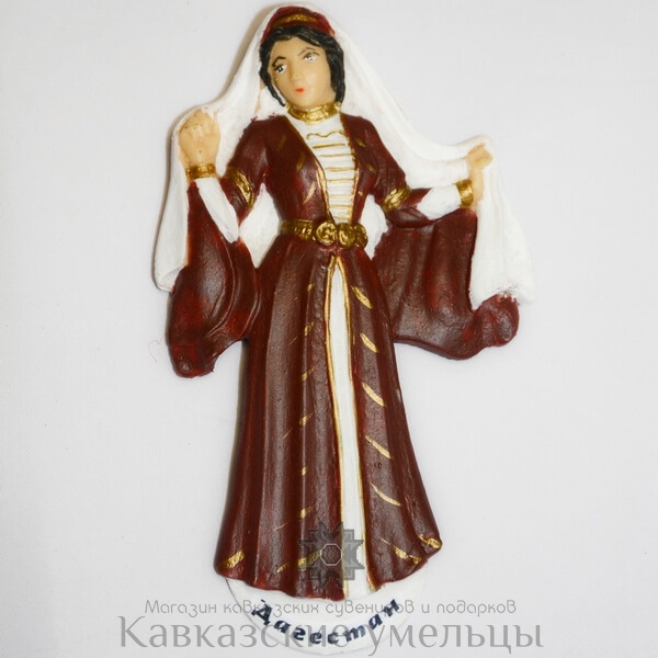 картинка Магнит Горянка Дагестан (в коричневом платье). Керамика от магазина Кавказские умельцы