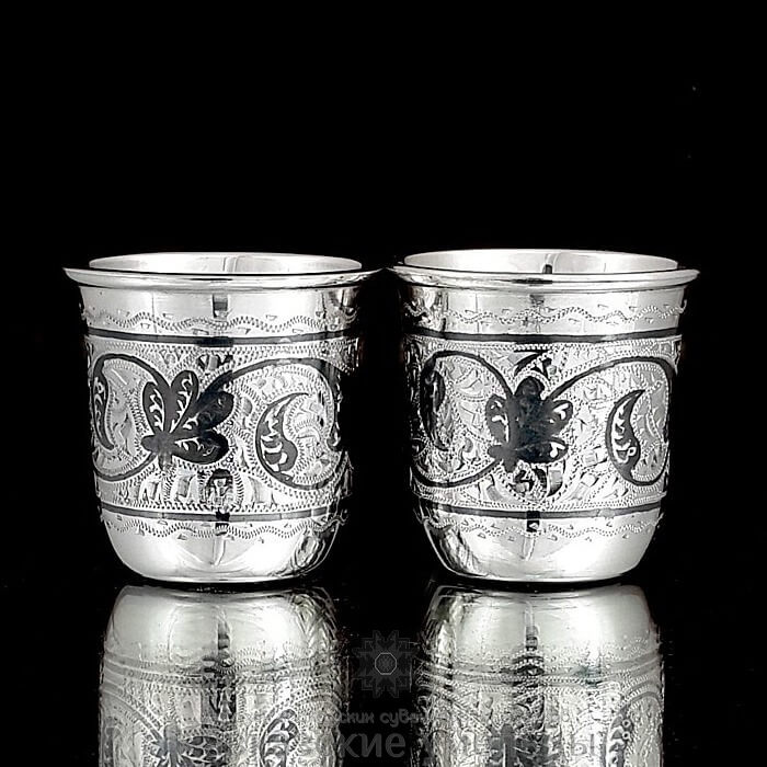картинка Набор из двух серебряных стопок "Колпачки" ручной работы от магазина Кавказские умельцы