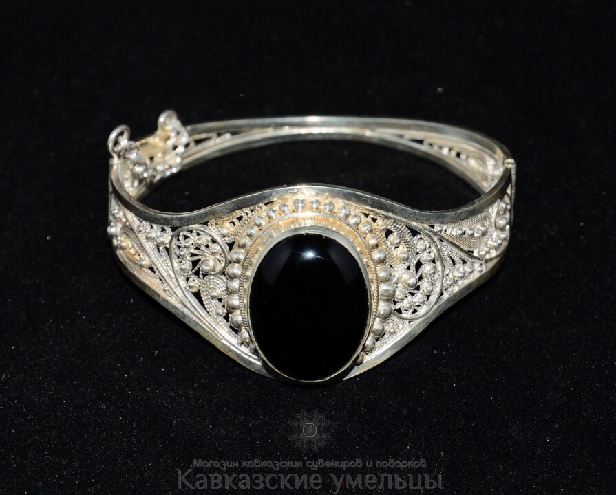 картинка Эксклюзивный серебряный браслет ручной работы c натуральным черным агатом от магазина Кавказские умельцы