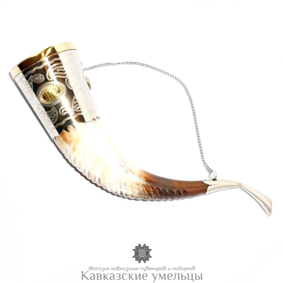 картинка Бычий рог рифленый (40-45см) белый  инкрустированный мельхиором и медальонами из латуни от магазина Кавказские умельцы