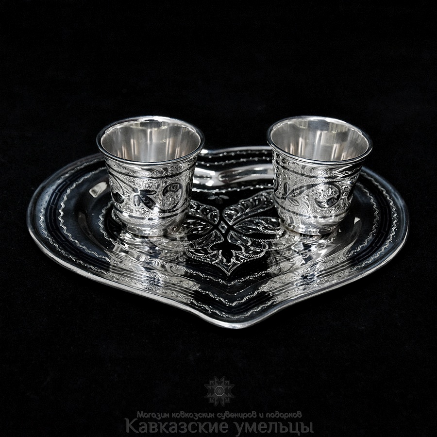 картинка Набор из двух серебрянных стопок с подносом "Двое" в подарочном футляре от магазина Кавказские умельцы